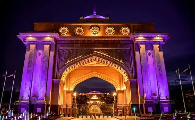 阿联酋阿布扎比皇宫酒店设计极其豪华，耗资30亿美元