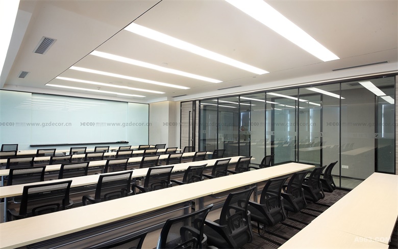 办公楼设计中如何考虑建筑物的防火和安全性？